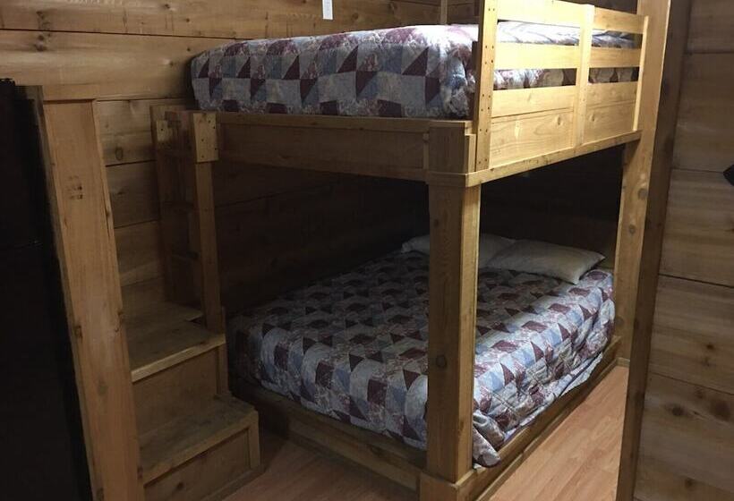 旅馆 Whispering Creek Lodging & Rv Resort