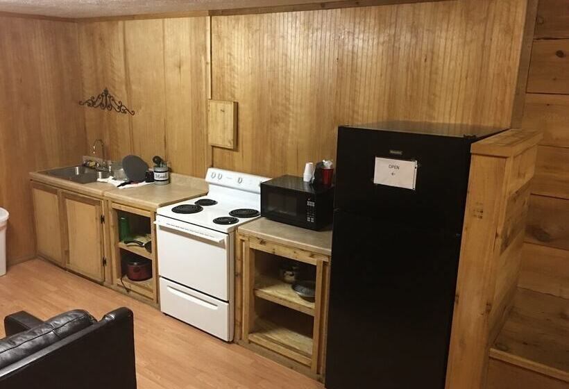 旅馆 Whispering Creek Lodging & Rv Resort