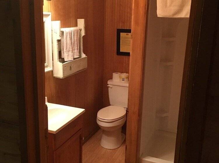 旅馆 Whispering Creek Lodging & Rv Resort