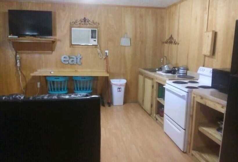 旅馆 Whispering Creek Lodging & Rv Resort