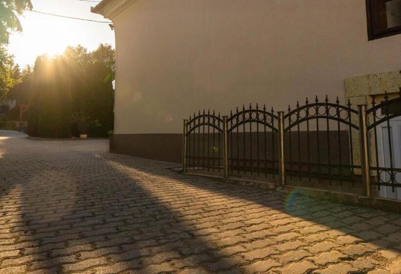 ベッドアンドブレックファースト Király Panzió