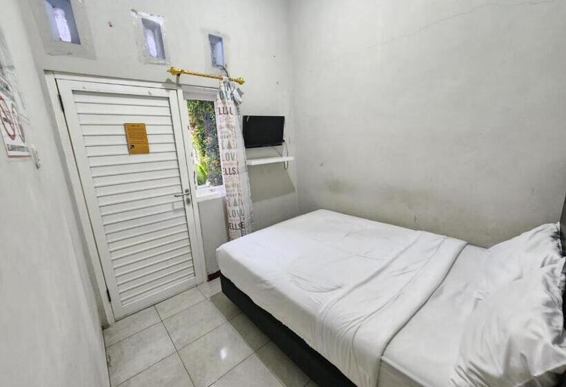 בית מלון כפרי Omah Pandhoek Family Syariah By Stayku