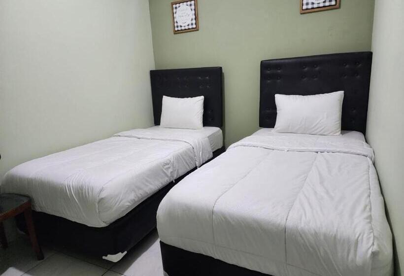 בית מלון כפרי Omah Pandhoek Family Syariah By Stayku