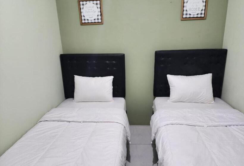 בית מלון כפרי Omah Pandhoek Family Syariah By Stayku