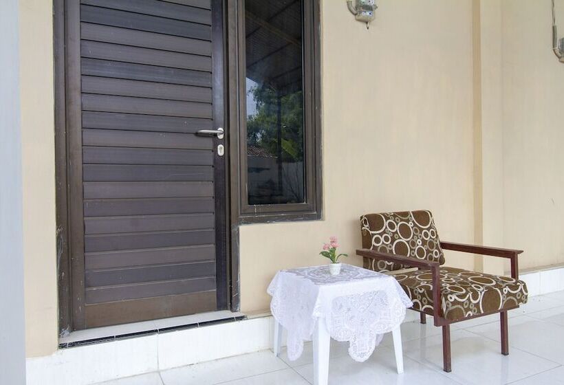 ホテル Oyo 3027 Griya Temenggungan Syariah