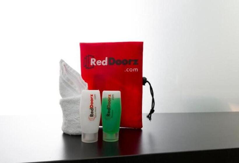 Отель Reddoorz @ Haraito Tarutung