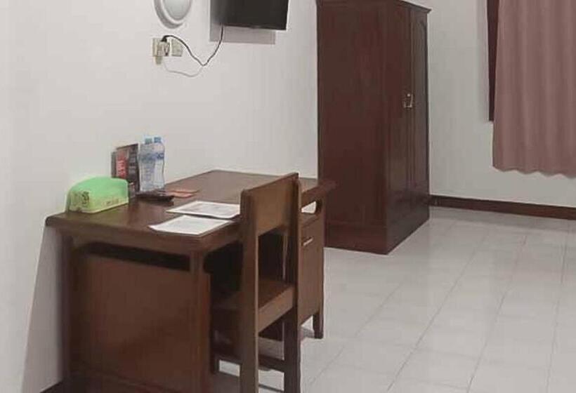 Szálloda Reddoorz Plus @ Alun Alun Nganjuk