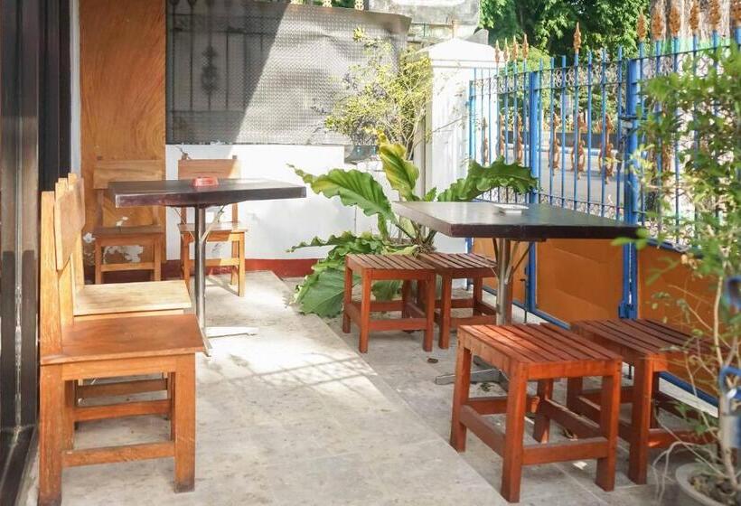 Szálloda Reddoorz Plus @ Alun Alun Nganjuk