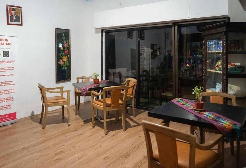 Szálloda Reddoorz Plus @ Alun Alun Nganjuk