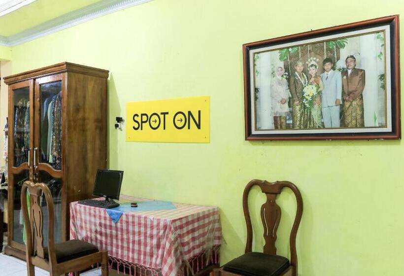 Отель Spot On 2440 Wallet Family Residence Syariah