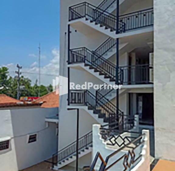 Отель Trikatu Kendal Near Taman Kota Weleri Mitra Reddoorz