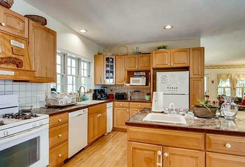 فندق West Tisbury Inn