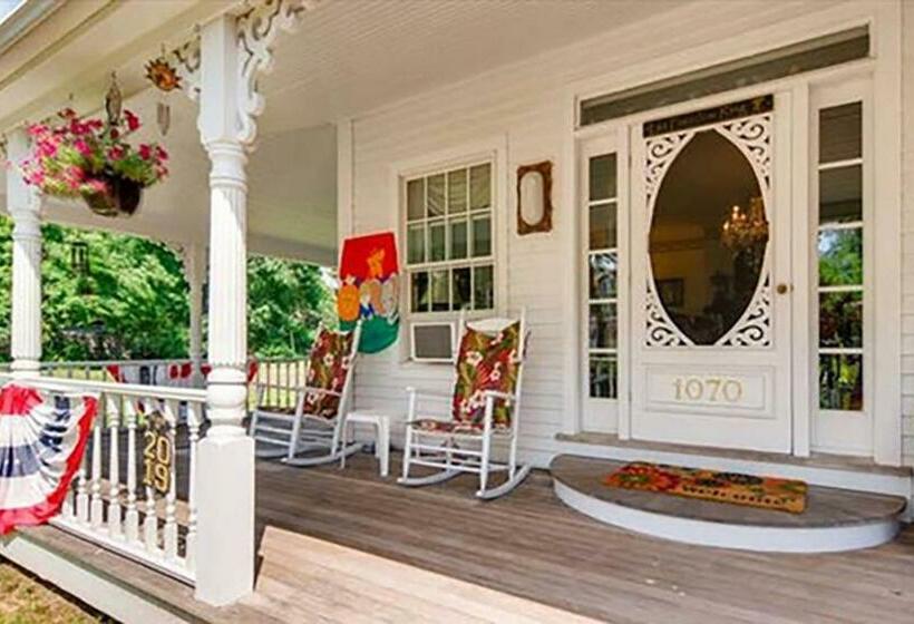 فندق West Tisbury Inn