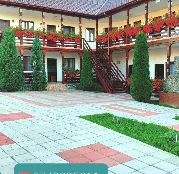 ペンション Cris & Mona