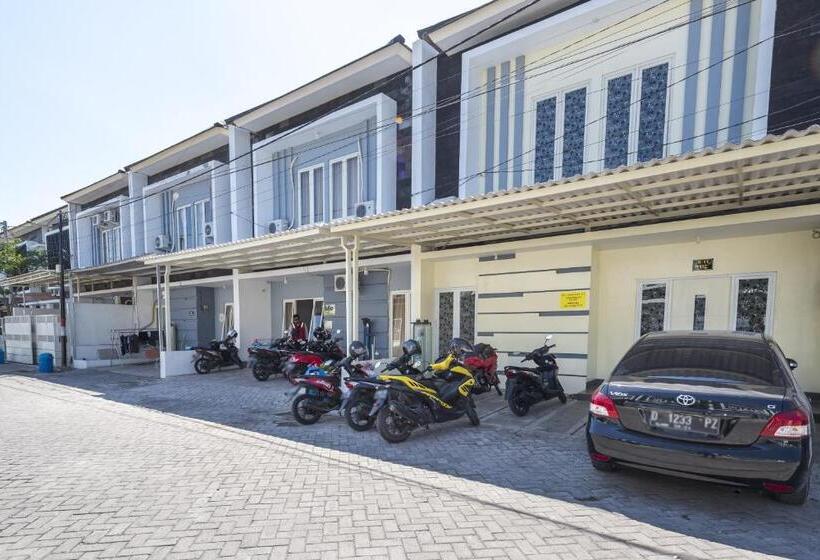 پانسیون Koolkost Near T2 Juanda Airport