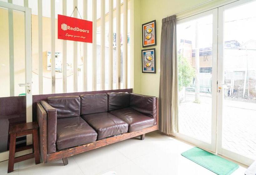 بنسيون Reddoorz Syariah Near Suncity Mall Sidoarjo
