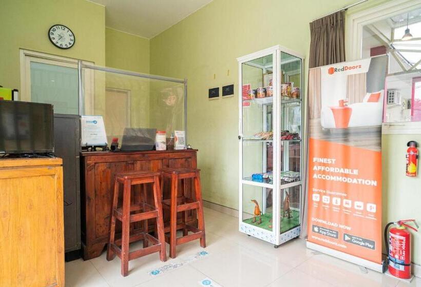 بنسيون Reddoorz Syariah Near Suncity Mall Sidoarjo