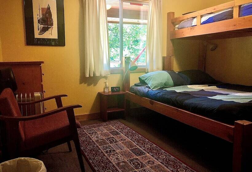 فندق صغير Up The Creek Backpacker's Lodge
