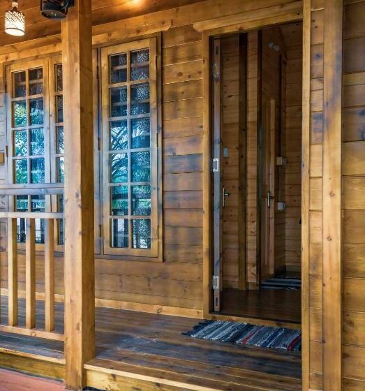 مبيت وإفطار Green Chromide River View Wooden House