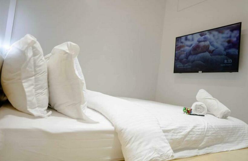 تختخواب و صبحانه Radlett Residences Hotel   Tuguegarao