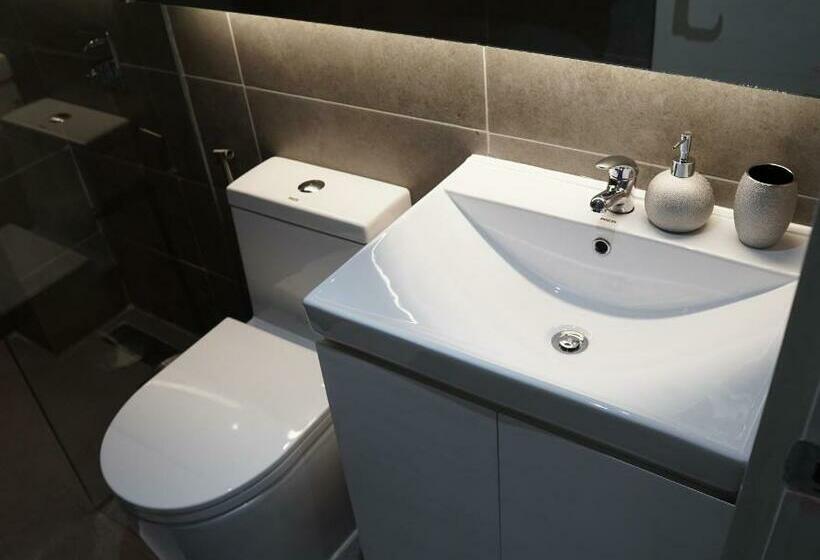 تختخواب و صبحانه Radlett Residences Hotel   Tuguegarao