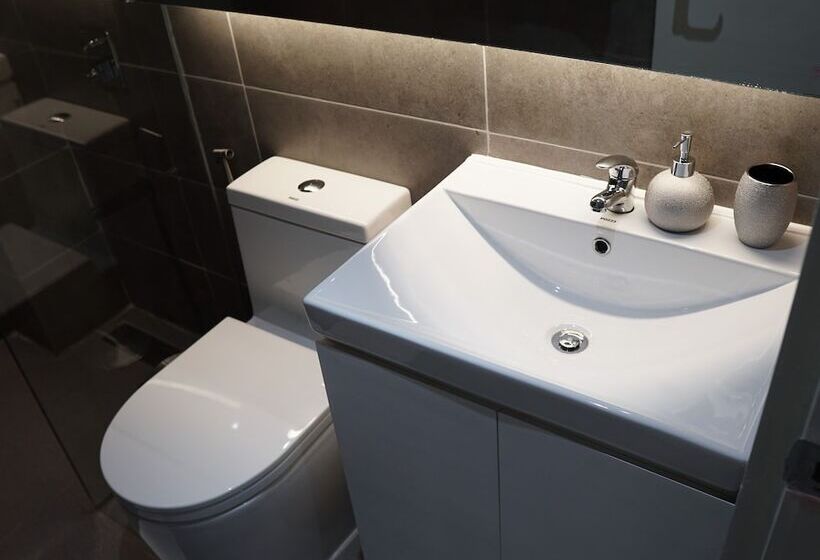 تختخواب و صبحانه Radlett Residences Hotel   Tuguegarao