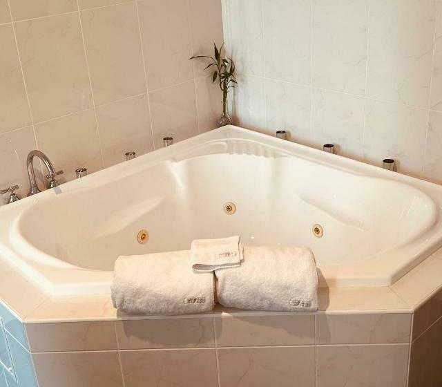 Gundaroo Manor Bed & Breakfast