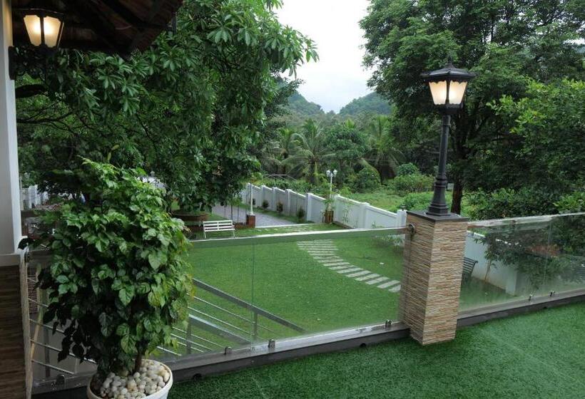 בית מלון כפרי Athirappilly Rainland Resort