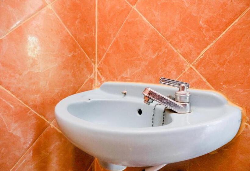 בית מלון כפרי Oyo 1984  Istana Family