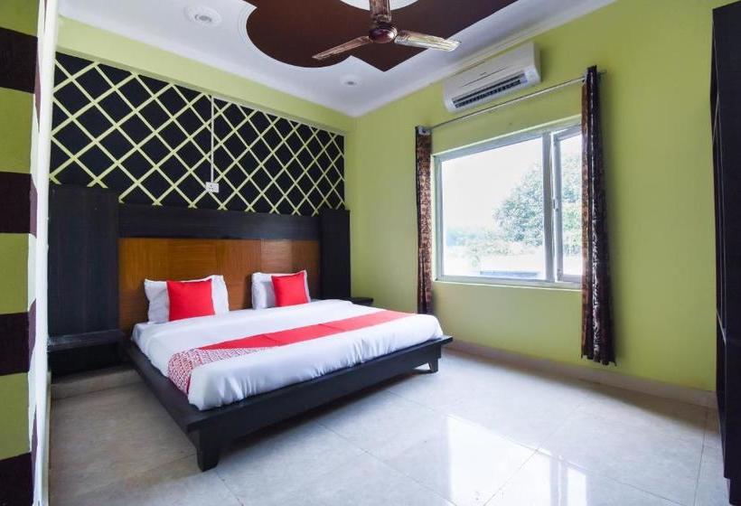 בית מלון כפרי Oyo 61663  Cocktail Plaza