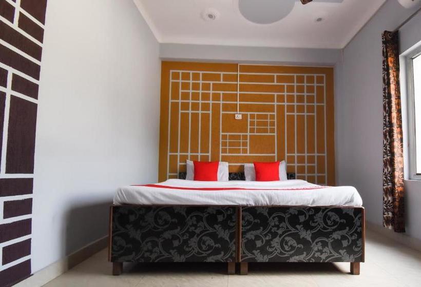 בית מלון כפרי Oyo 61663  Cocktail Plaza