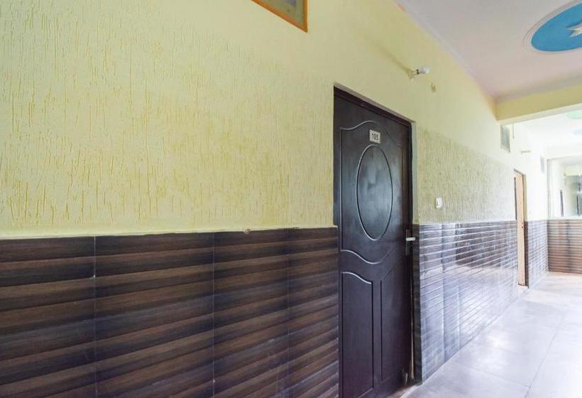 בית מלון כפרי Oyo 61663  Cocktail Plaza