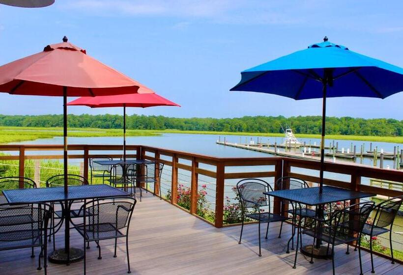 فندق Surry Seafood Company