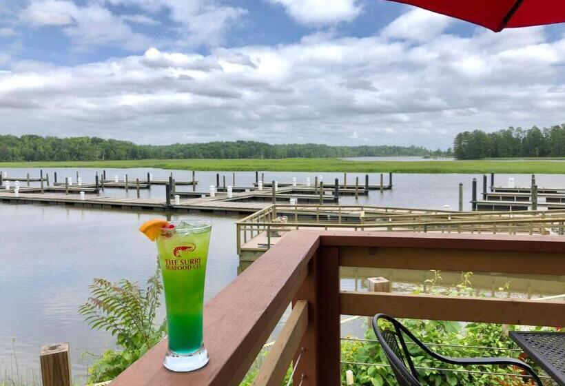 فندق Surry Seafood Company