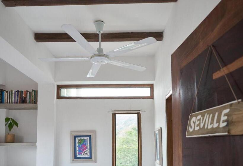 بنسيون Casa Caracola