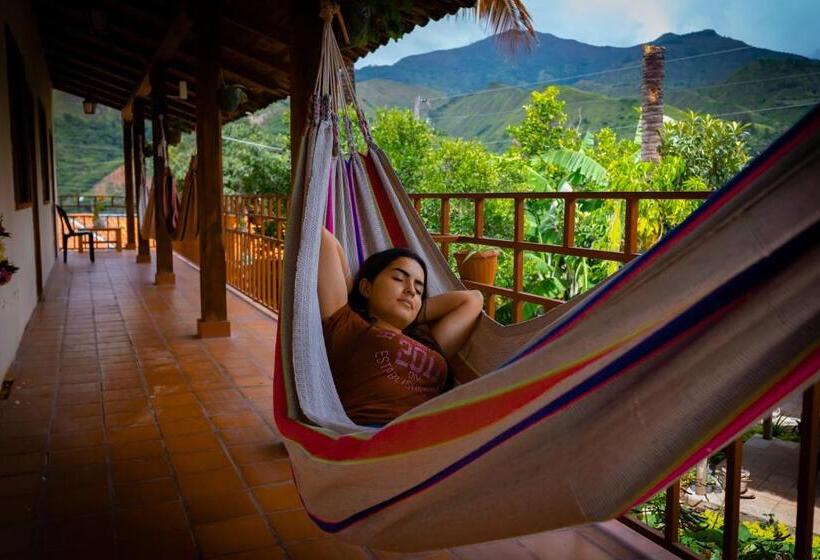 بنسيون Hostal Jardín Escondido