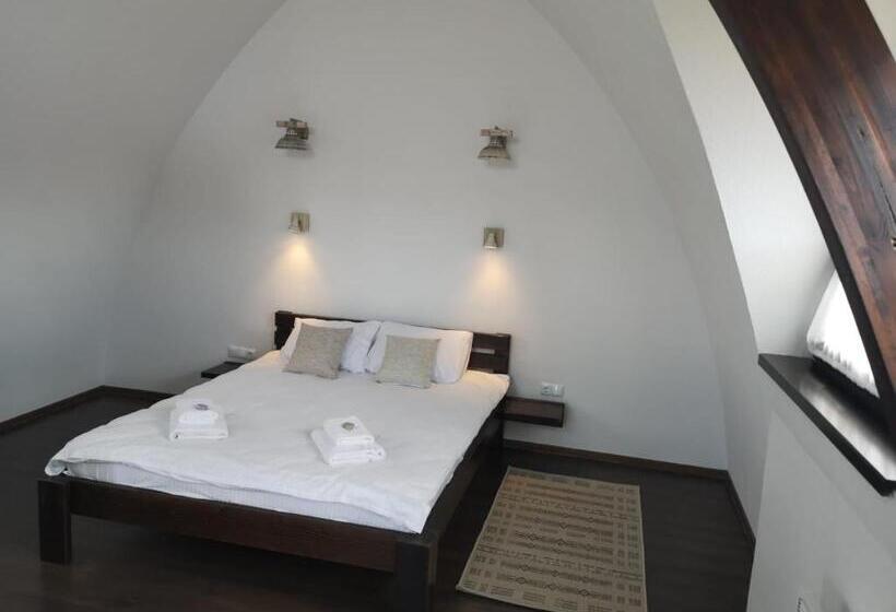 Пансион Hunnia   Huntanya