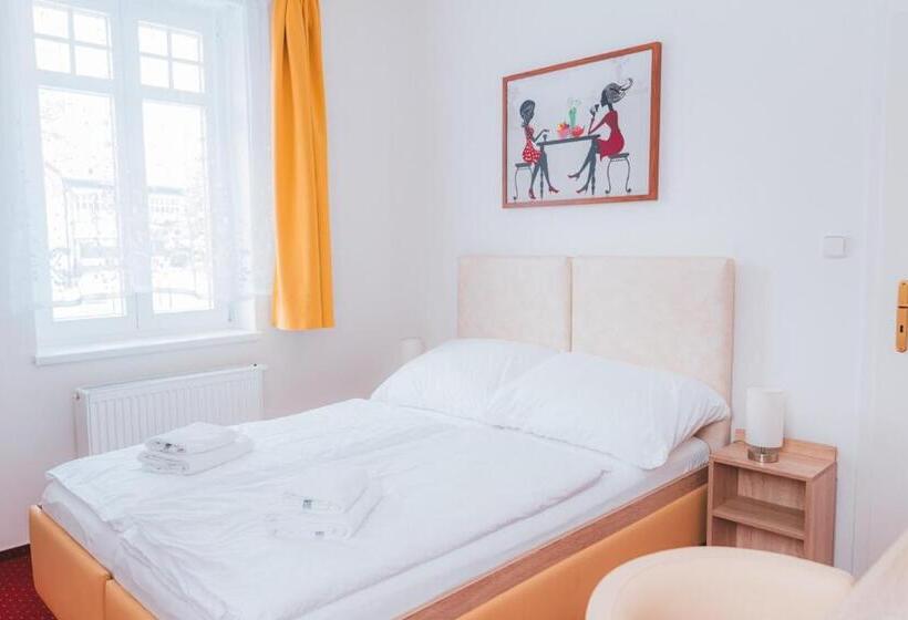 پانسیون Kavárna A Penzion Reichl