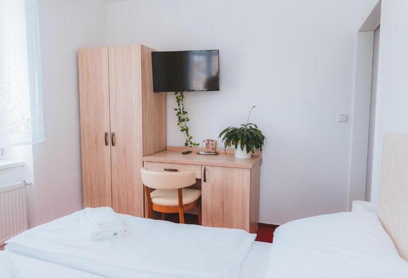 膳宿费 Kavárna A Penzion Reichl