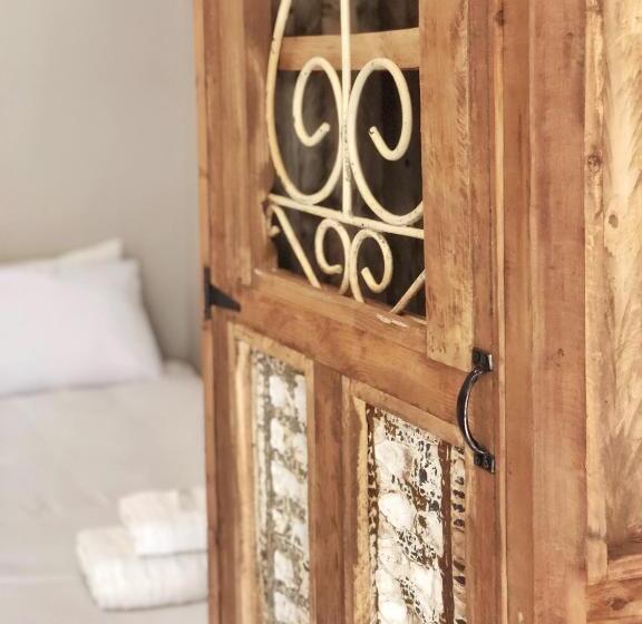 펜션 Louvre Guesthouse