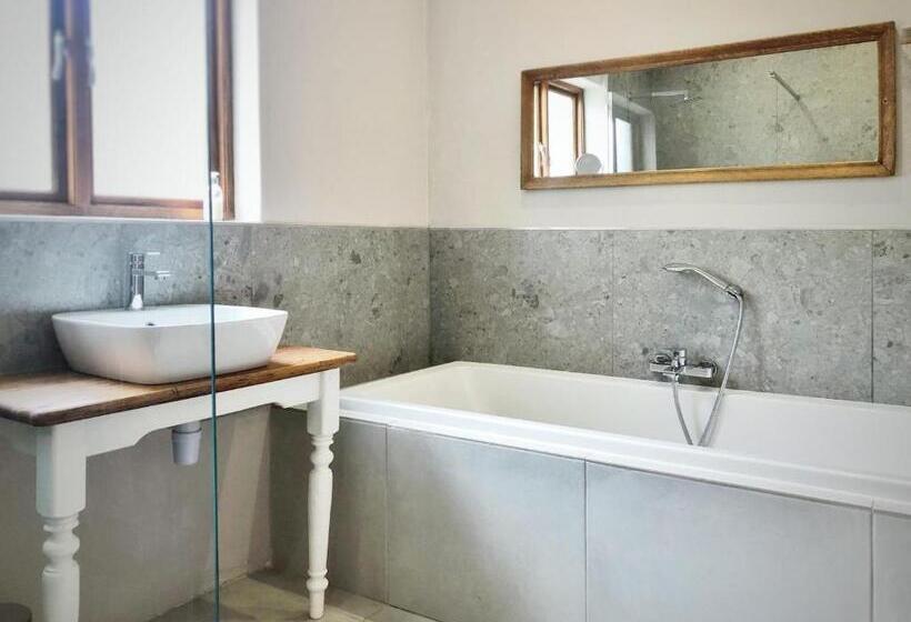 펜션 Louvre Guesthouse