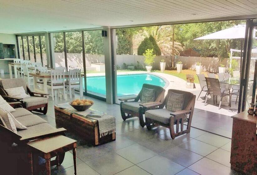 펜션 Louvre Guesthouse