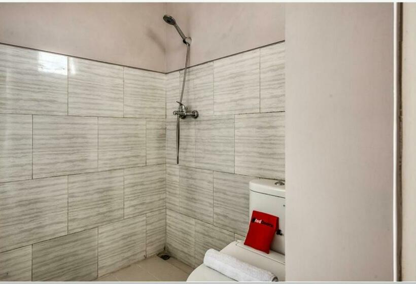 ペンション Reddoorz @ Bypass Juanda Airport