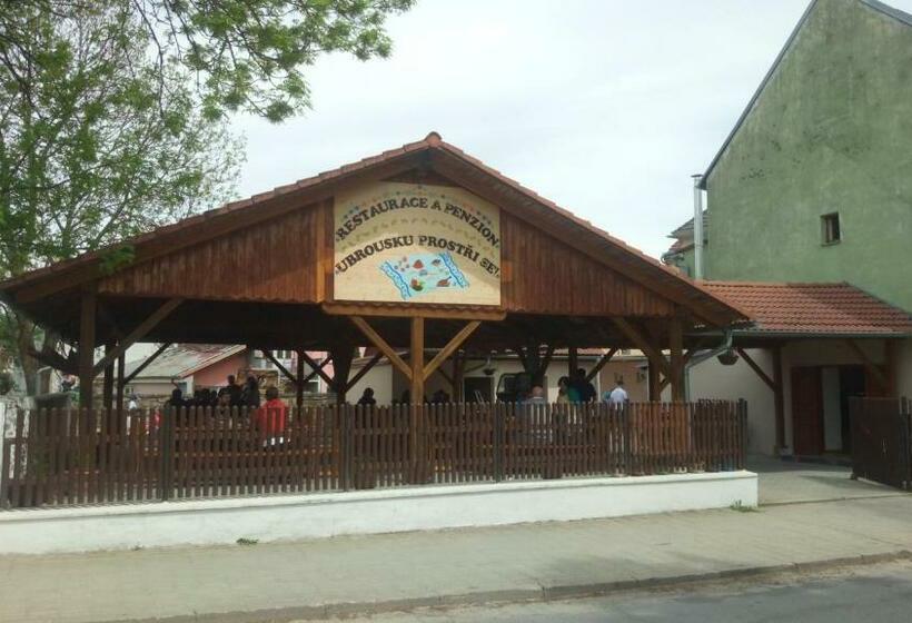 Пансион Restaurace A Penzion Ubrousku Prostři Se