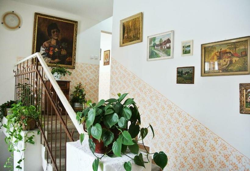 Пансион Restaurace A Penzion Ubrousku Prostři Se