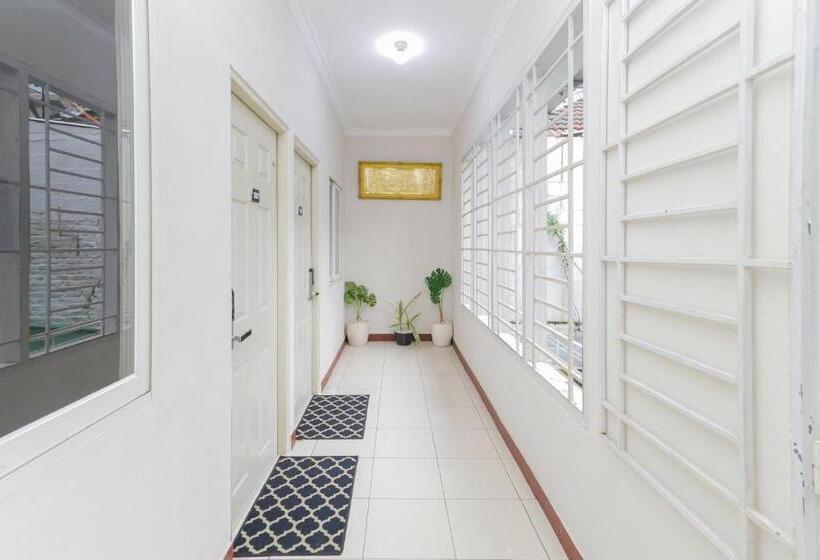 Urbanview Hotel Syariah Near Gelora Delta Sidoarjo