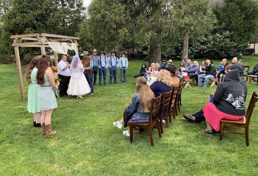 호스텔 Wolf Creek Inn & Tavern