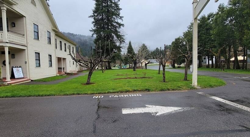 Общежитие Wolf Creek Inn & Tavern