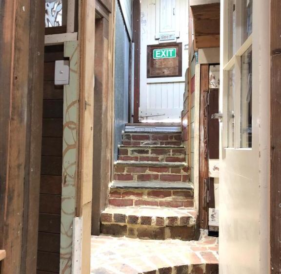 住宿加早餐  Bed In A Shed Too