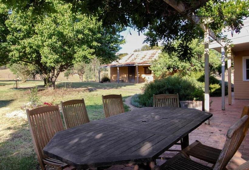 Отель Experience Country Mudgee At Lone Pine Farmhouse